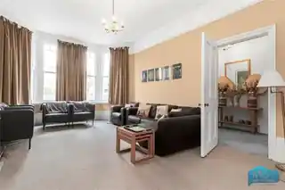 25 Redbourne Avenue, photo 3