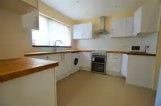 253 Eastcote Lane, photo 4