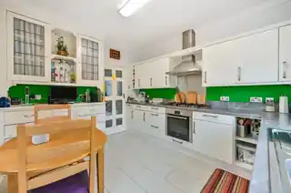 26 Bryanston Avenue, photo 2
