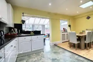26 Charlton Park Lane, photo 4