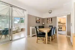 26 Sandringham Road, photo 3