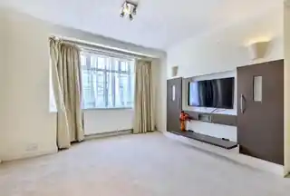26 Stonecot Close, photo 3