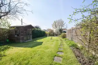 263 Burnt Oak Lane, photo 2
