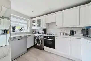 263 Montrose Avenue, photo 3