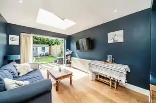 265 Squires Lane, photo 3