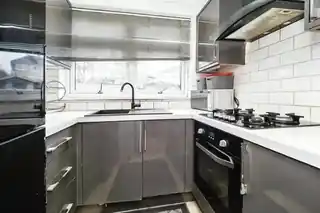 268 Collier Row Lane, photo 3
