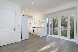 27 Carlyon Avenue, photo 2