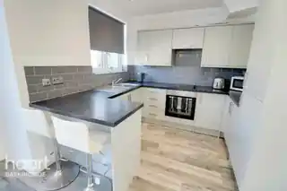 27 Fairlop Road, photo 4