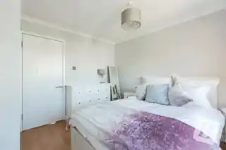 27 Holden Close, photo 2