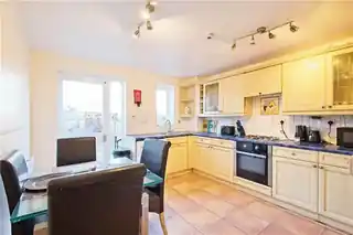 27 Manor Close, photo 3
