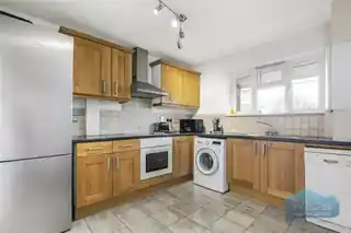 27, The Woodlands, High Road, photo 3