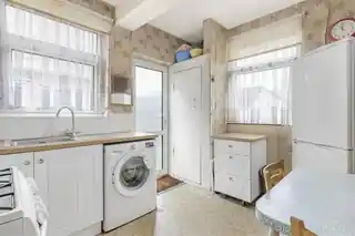 271 Burnt Oak Lane, photo 4