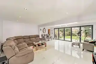 27B Frithwood Avenue, photo 2