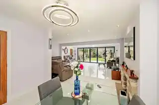 27B Frithwood Avenue, photo 3
