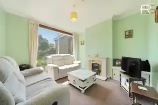 28 Cranston Gardens, photo 2