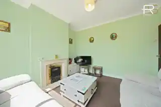 28 Cranston Gardens, photo 3