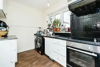 28 Egham Road, photo 3