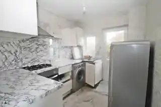 28 Greenway Gardens, photo 3