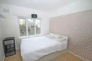 28 Greenway Gardens, photo 4