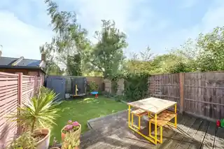 28 Hawthorn Road, photo 2