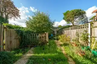 28 Hillfield Avenue, photo 4