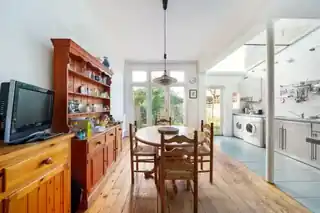 28 Hillfield Avenue, photo 2