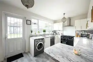 28 Larchwood Avenue, photo 4