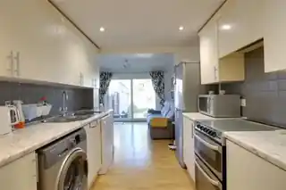 28 Vernon Avenue, photo 3
