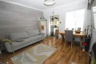 28A Queens Avenue, photo 3