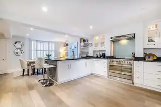 29 Broadhinton Road, photo 3
