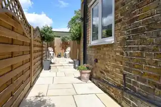 29 Hazelbourne Road, photo 2