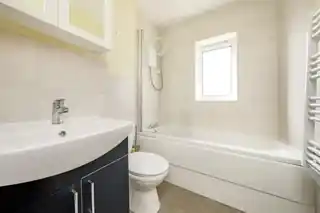 29 Turnpike Lane, photo 3