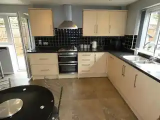 295 Uxbridge Road, photo 2