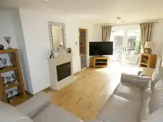 295 Uxbridge Road, photo 3