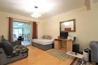 295 Vicarage Farm Road, photo 4