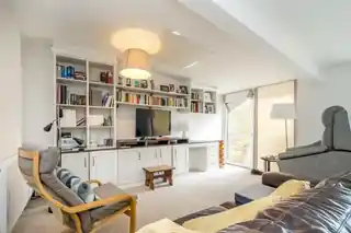 2B Oldfield Road, photo 2