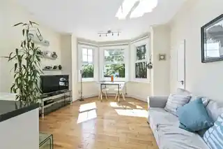 2D Strafford Road, photo 3