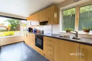 2E Ellingham Road, photo 3