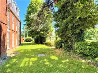 2E, Hamilton Court, Botwell Common Road, photo 2