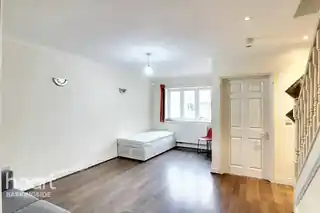 3, Evette Mews, Fullwell Avenue, photo 3