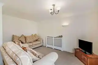 3 Hampton Close, photo 4