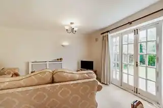 3 Hampton Close, photo 3