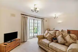 3 Hampton Close, photo 2