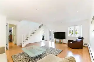 3 Mews Street, photo 3