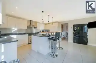 3 Parklands Way, photo 2