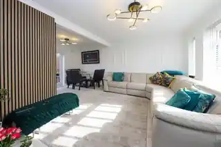 3 Peachey Close, photo 2
