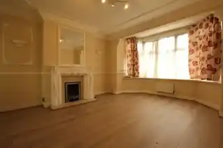 3 Royston Gardens, photo 2