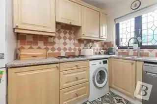 3 Sarre Avenue, photo 4