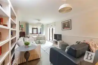 3 Sarre Avenue, photo 3