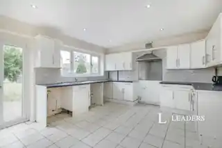 3 Simms Close, photo 2